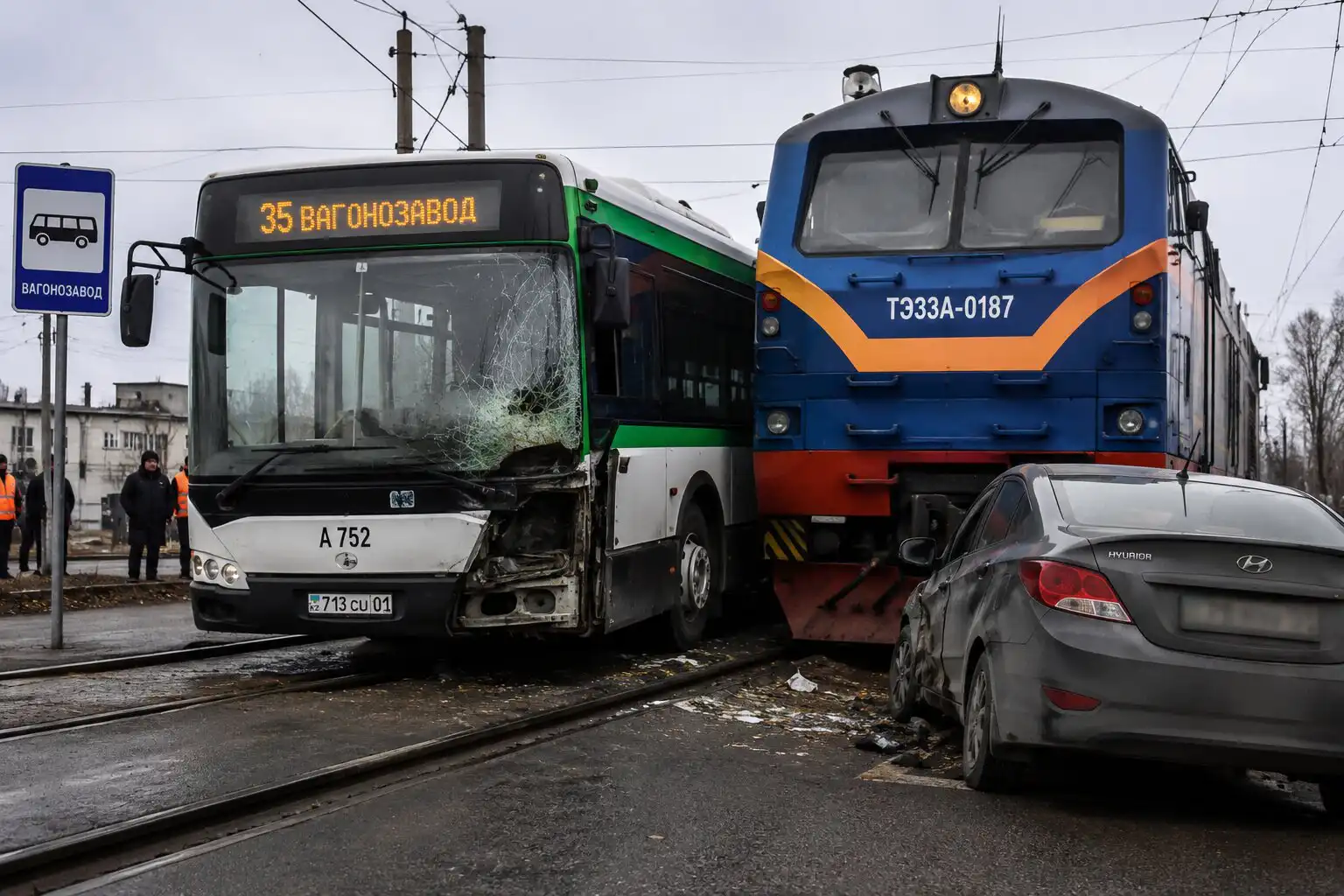 В Астане автобус столкнулся с поездом в районе Лесозавода