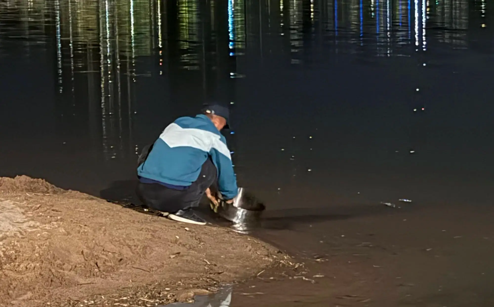 В Алматы продавец сладкой ваты мыл посуду в озере Сайран