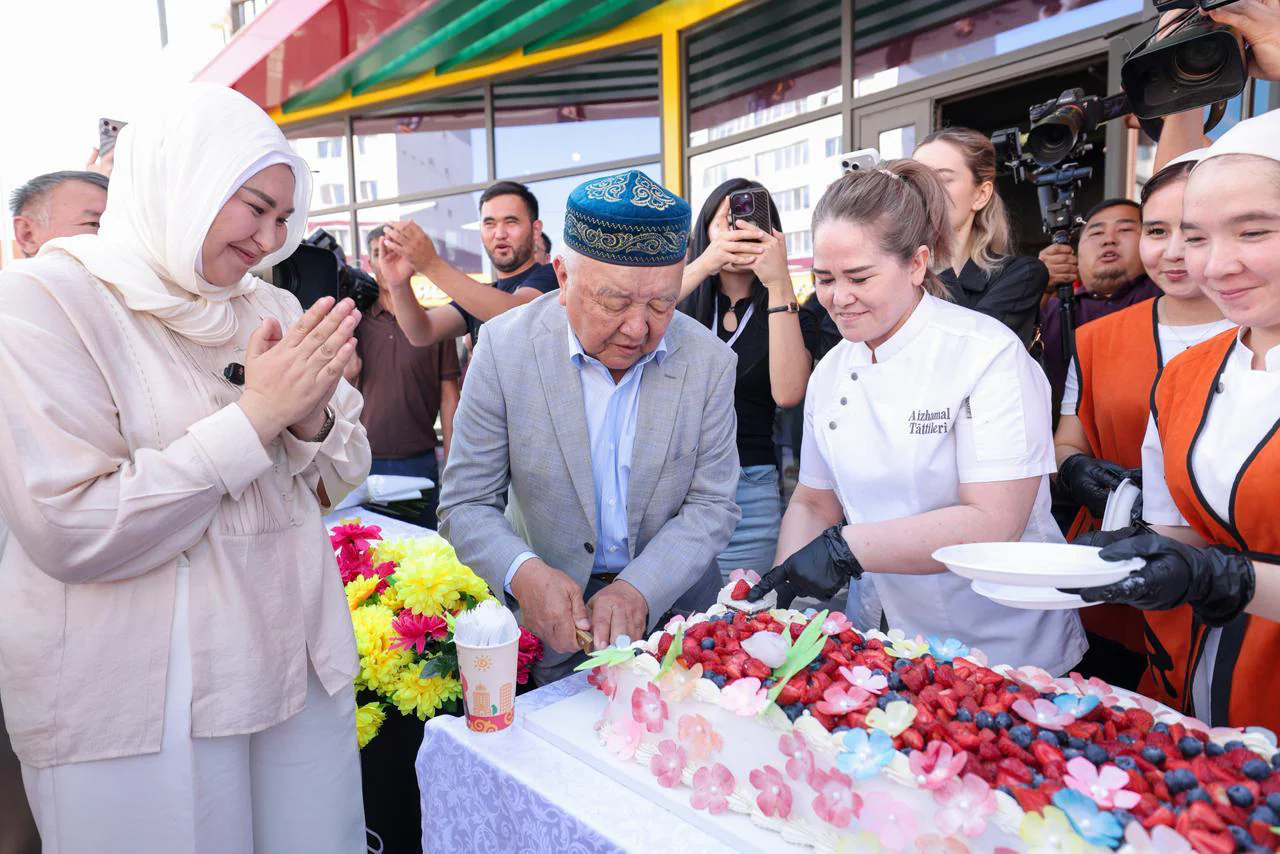В Шымкенте накануне дня города открыли дом культуры, аллею цветов и новый парк 10 Шымкент, аллея