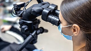 Алматинка едва не ослепла после операции по смене цвета глаз за границей