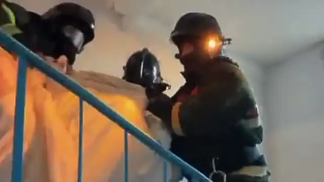 В Кокшетау спасли пожилую женщину из горящей квартиры