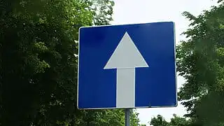 дорожный знак, одностороннее движение