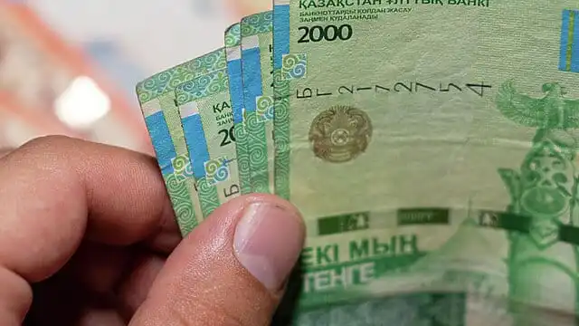 Перестали принимать купюры с голубями: что делать владельцам старых 2 000 тенге?
