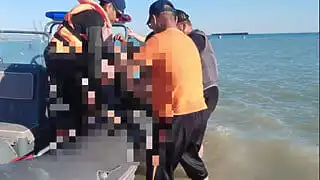 На Каспии в Актау спасли мужчину и женщину, которых унесло от берега