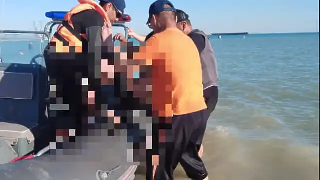 На Каспии в Актау спасли мужчину и женщину, которых унесло от берега