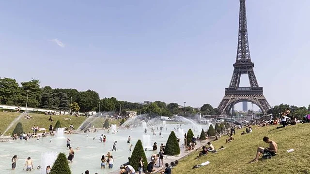 Во Франции из-за аномальной жары отменяют занятия и вводят ограничения