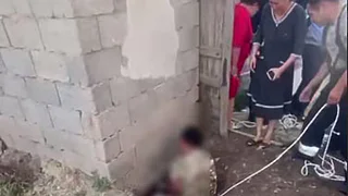 В Туркестанской области спасатели вытащили малыша из уличного туалета
